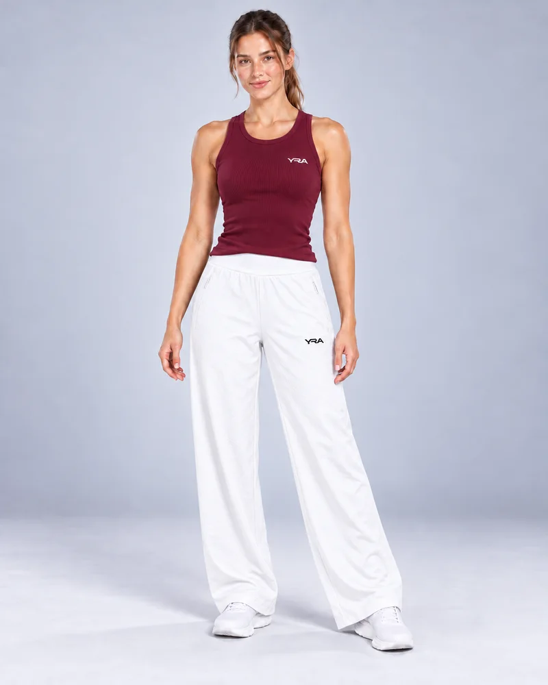 Conceito Lifestyle: regata vinho e calça branca na modelo