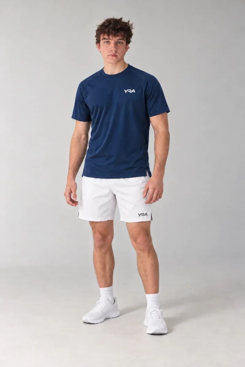Conceito Training: camiseta marinho e shorts branco no modelo