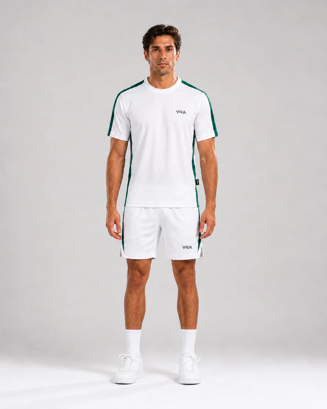 Conceito Performance masculina Esmeralda (branco): camiseta e shorts no modelo